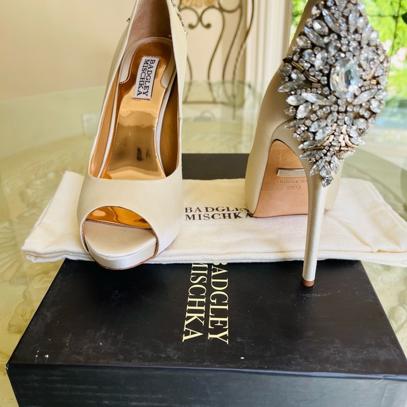 NEW! Badgley Mischka - Picture 10 of 12
